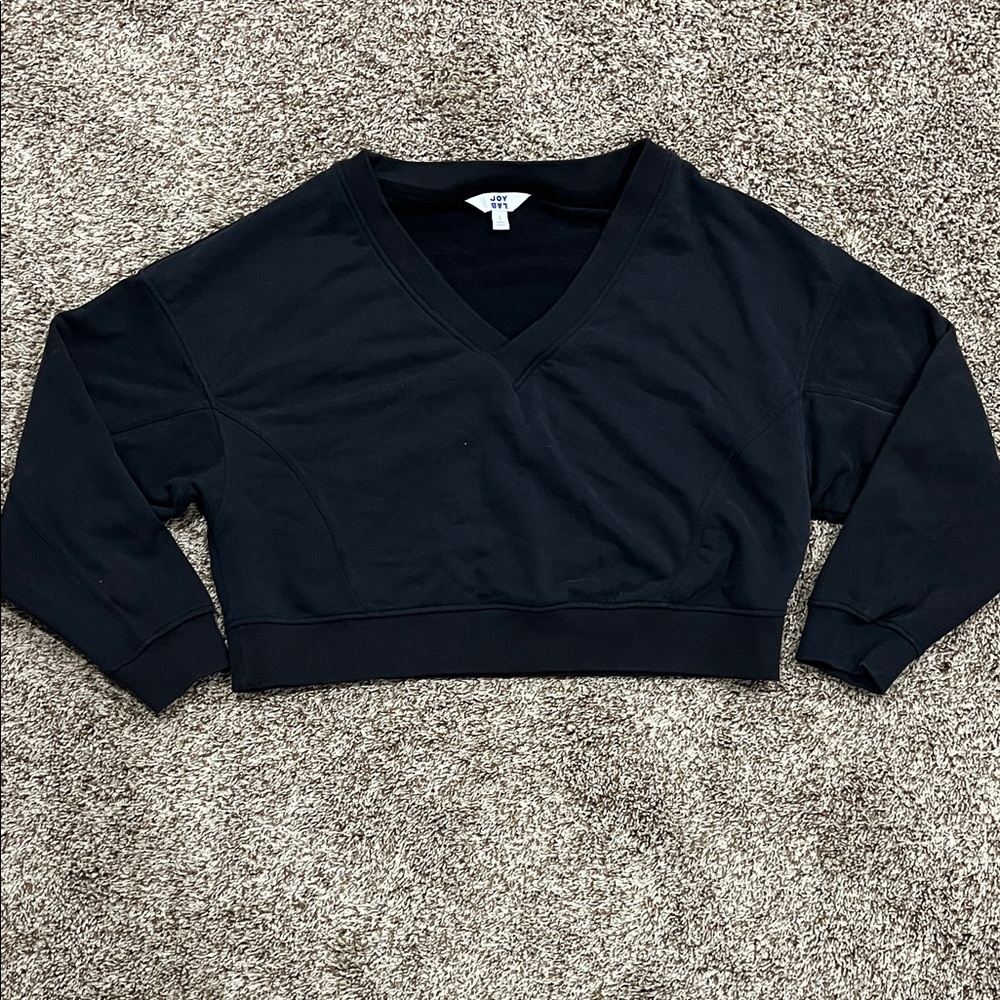 Cropped black sweatshirt